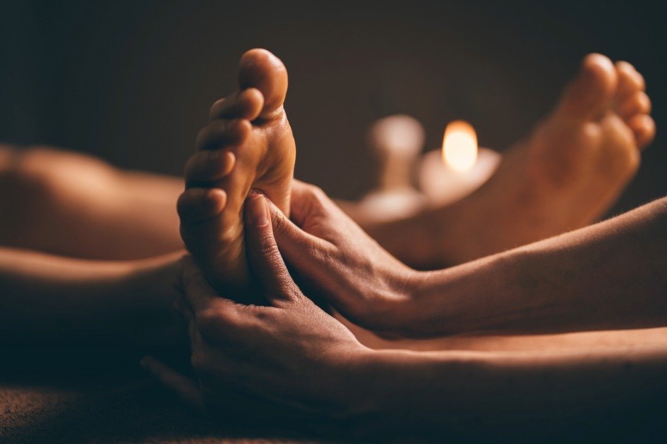 5 passos para fazer uma massagem relaxante na sua parceira(o) pés, mãos, costas e pescoço.